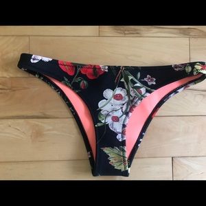 TRIANGL black floral bikini bottom (M)